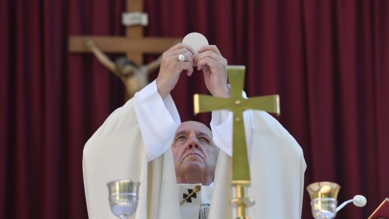 POPE FRANCIS ON CORPUS CHRISTI: JESUS IN THE HOLY EUCHARIST TEACHES US TO GIVE OURSELVES TO OTHERS. 10