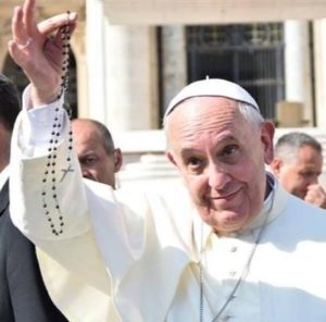 POpe-Francis-with-Rosary 4