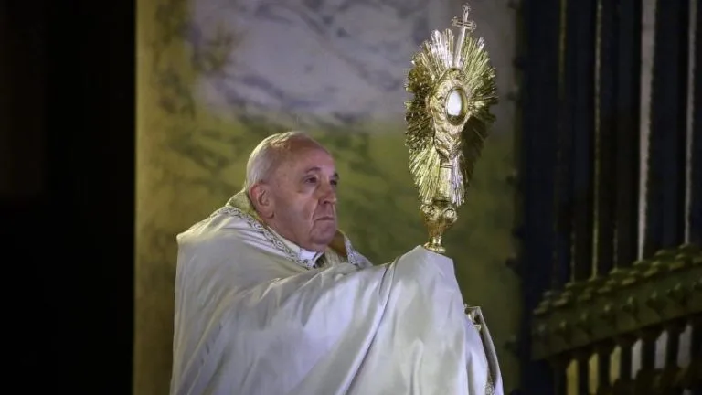 Pope-gives-special-prayer-for-COVID-19-victims-healthcare-workers