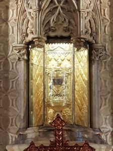 Holy-Chalice-venerated-in-the-Cathedral-of-Valencia 2
