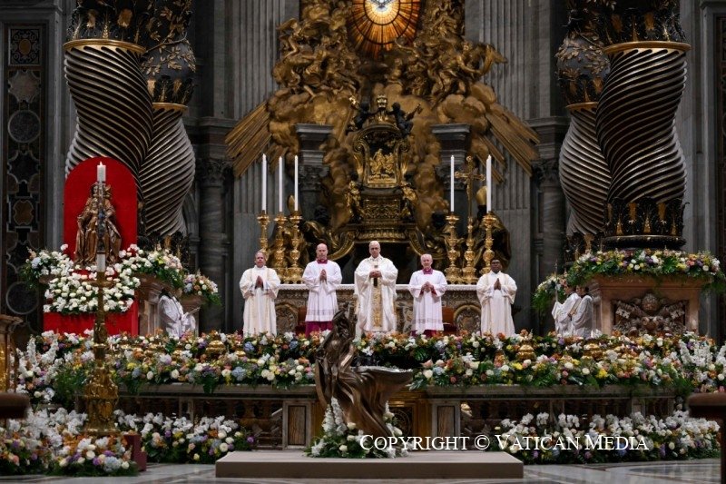 POPE LEO XIV ON EASTER SUNDAY 3 leo xiv easter vigil